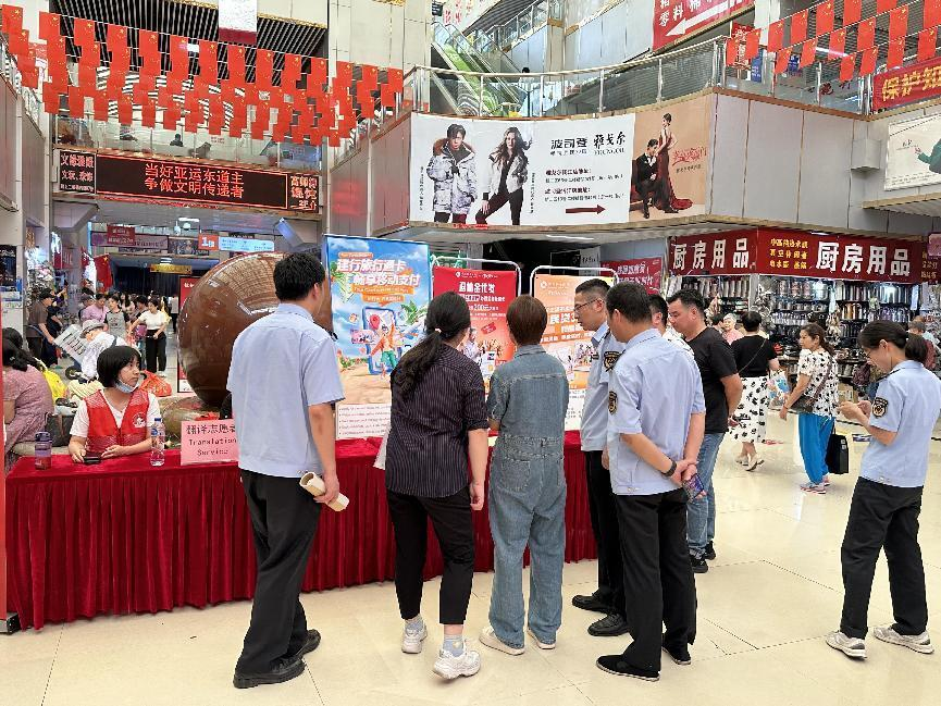 杭州市市场监视管理局市场合同监视管理处李怀洲一行走访钱江商城开展国庆节前清静生产大检查