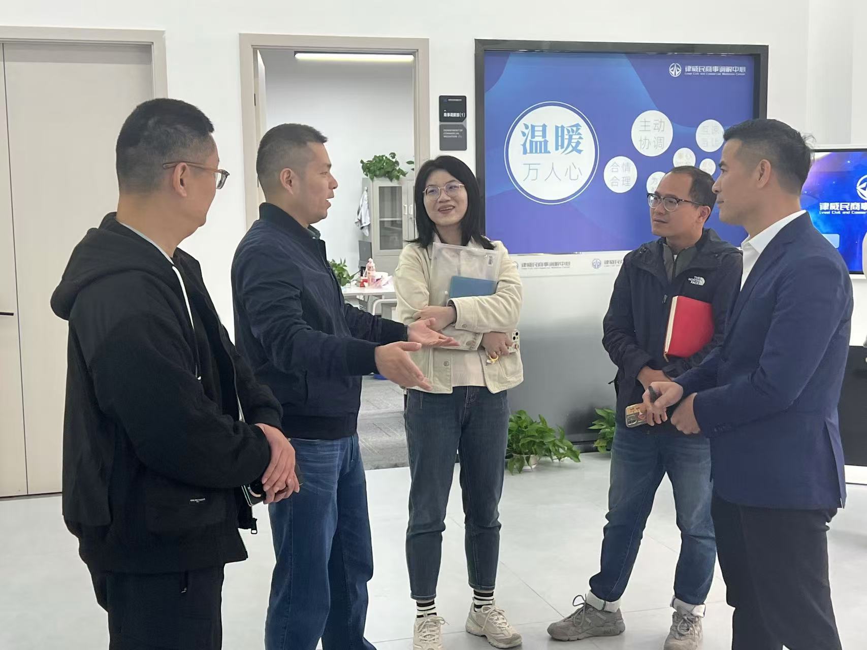 拱墅区祥符街道党工委副书记姚亦文一行莅临利记官网平台入口律威民商事调解中心调研指导