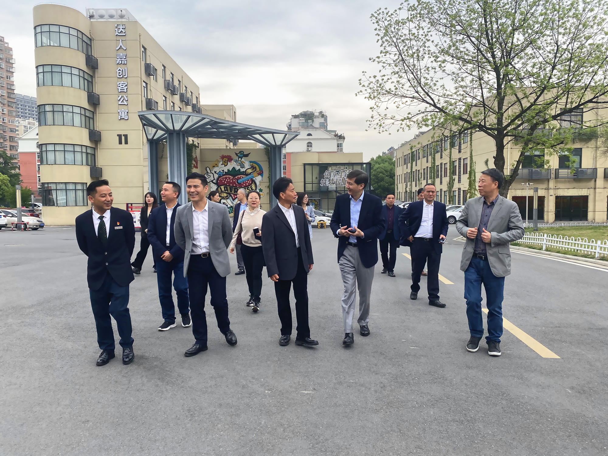 杭州市政协副主席、市工商联主席冯仁强 一行莅临庐阳利记官网平台入口文创园考察