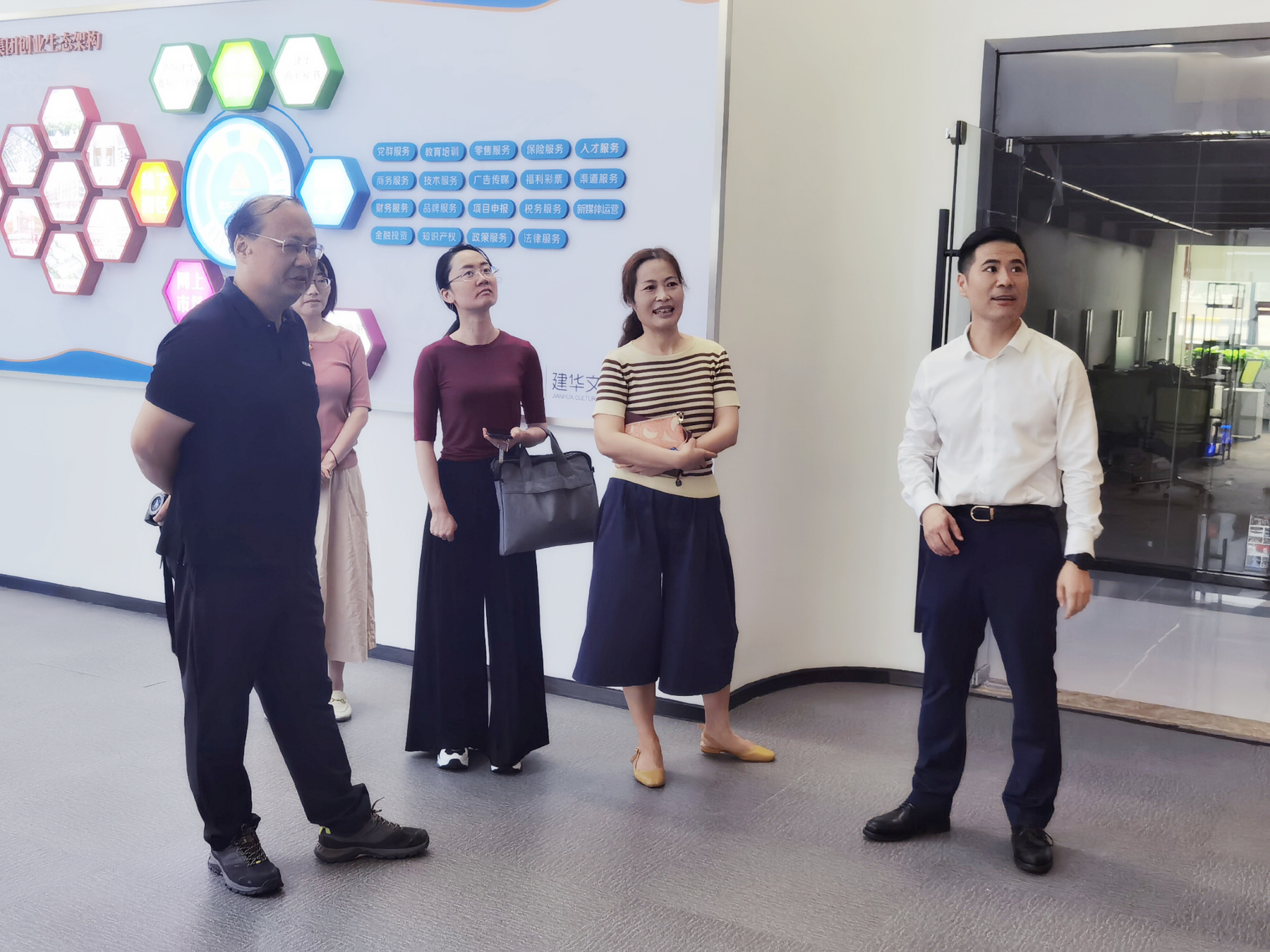 区政协副主席杨俊一行莅临利记官网平台入口文创集团调研