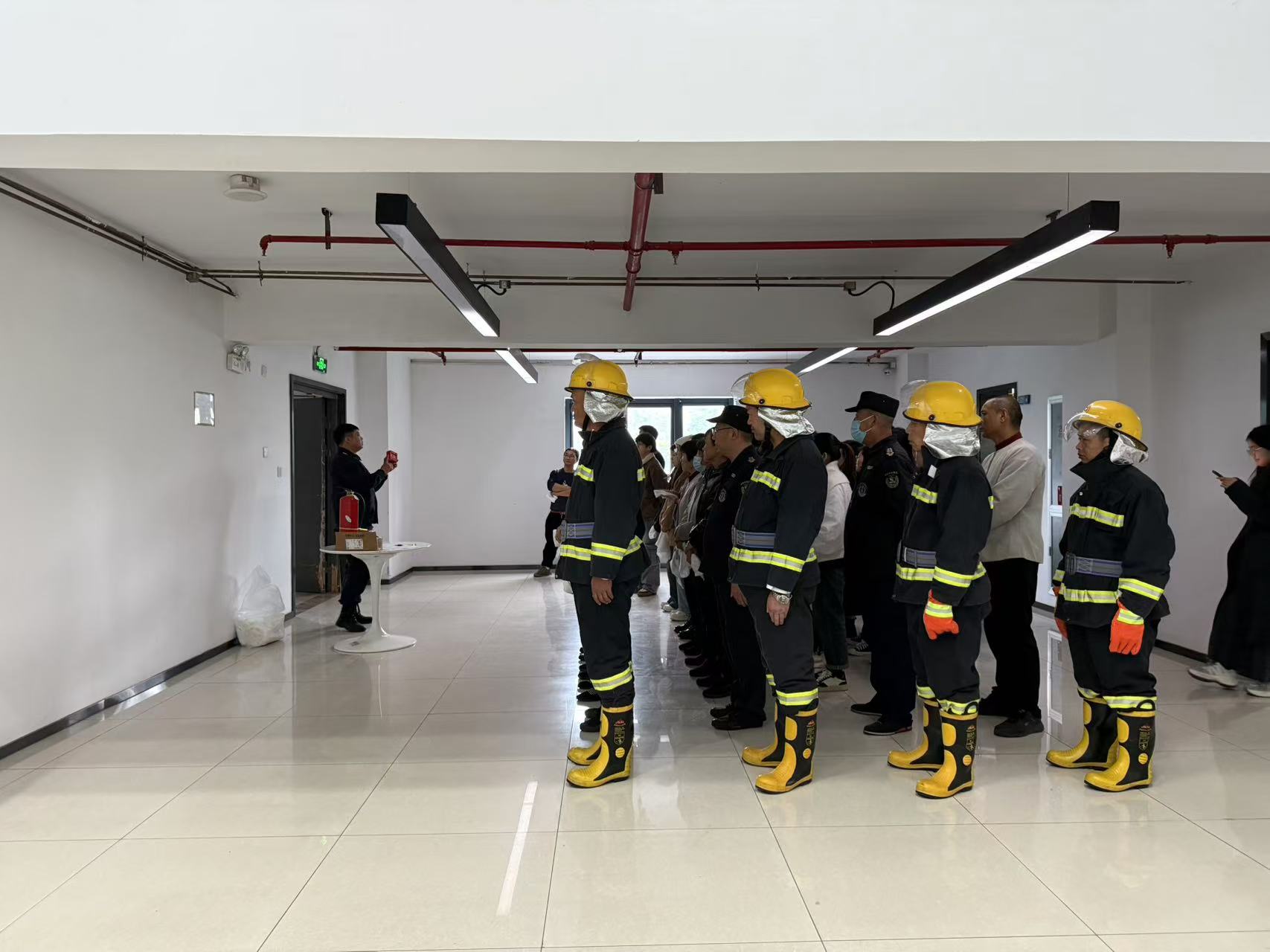 以练筑“防”，，，，，，，提防未“燃” ——利记官网平台入口文创集团开展消防逃生清静演练