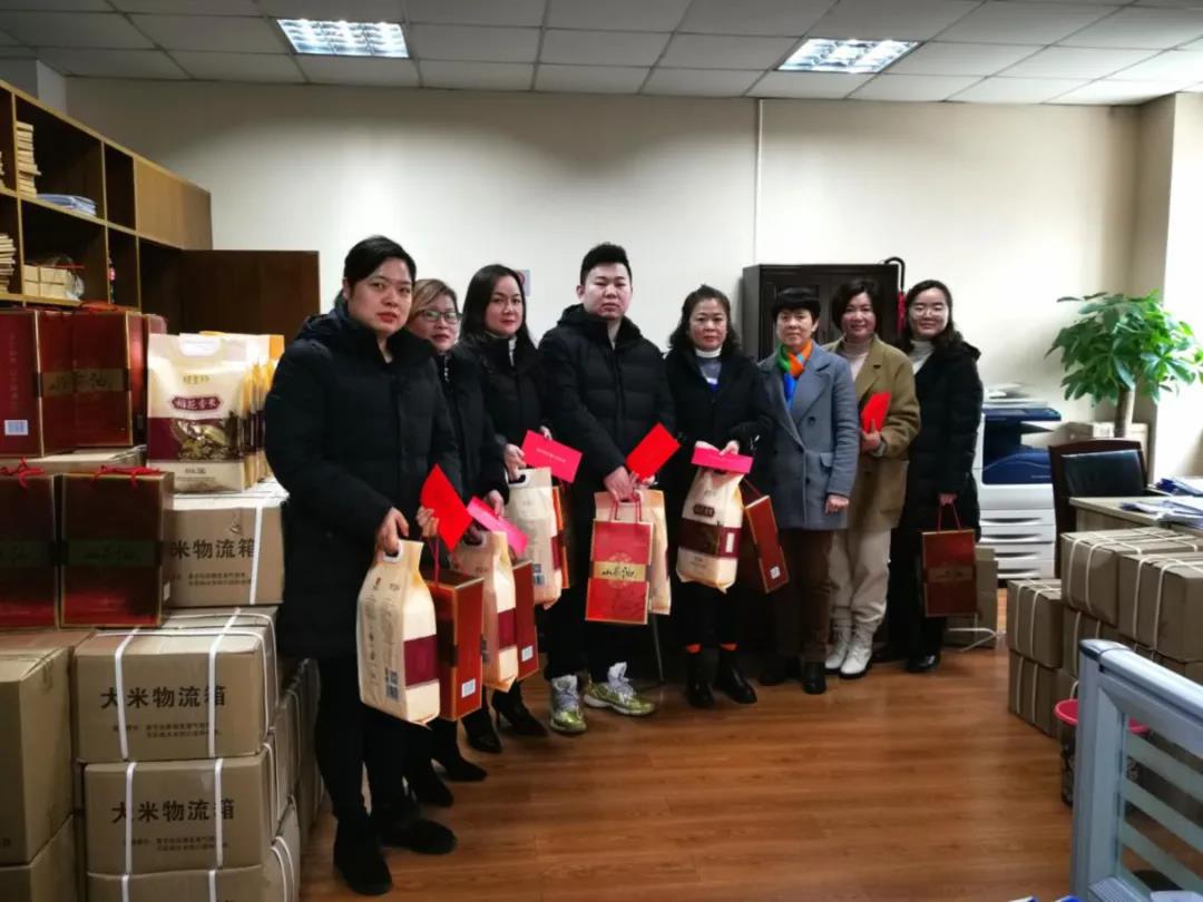 集团向导慰问一线员工和部分优质相助商户