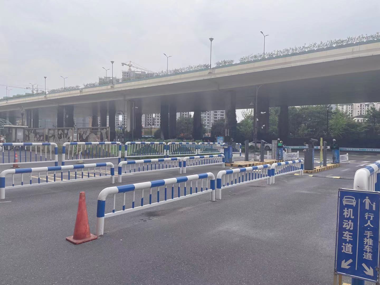 变废为宝，，，，，，，水晶城开展道闸护栏刷新