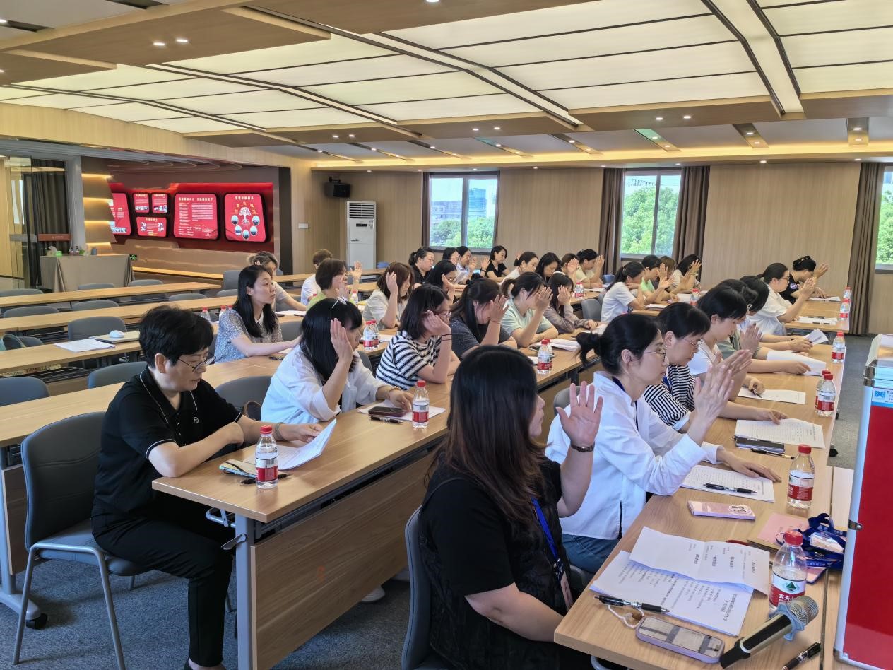 巾帼展风范 铿锵绽青春