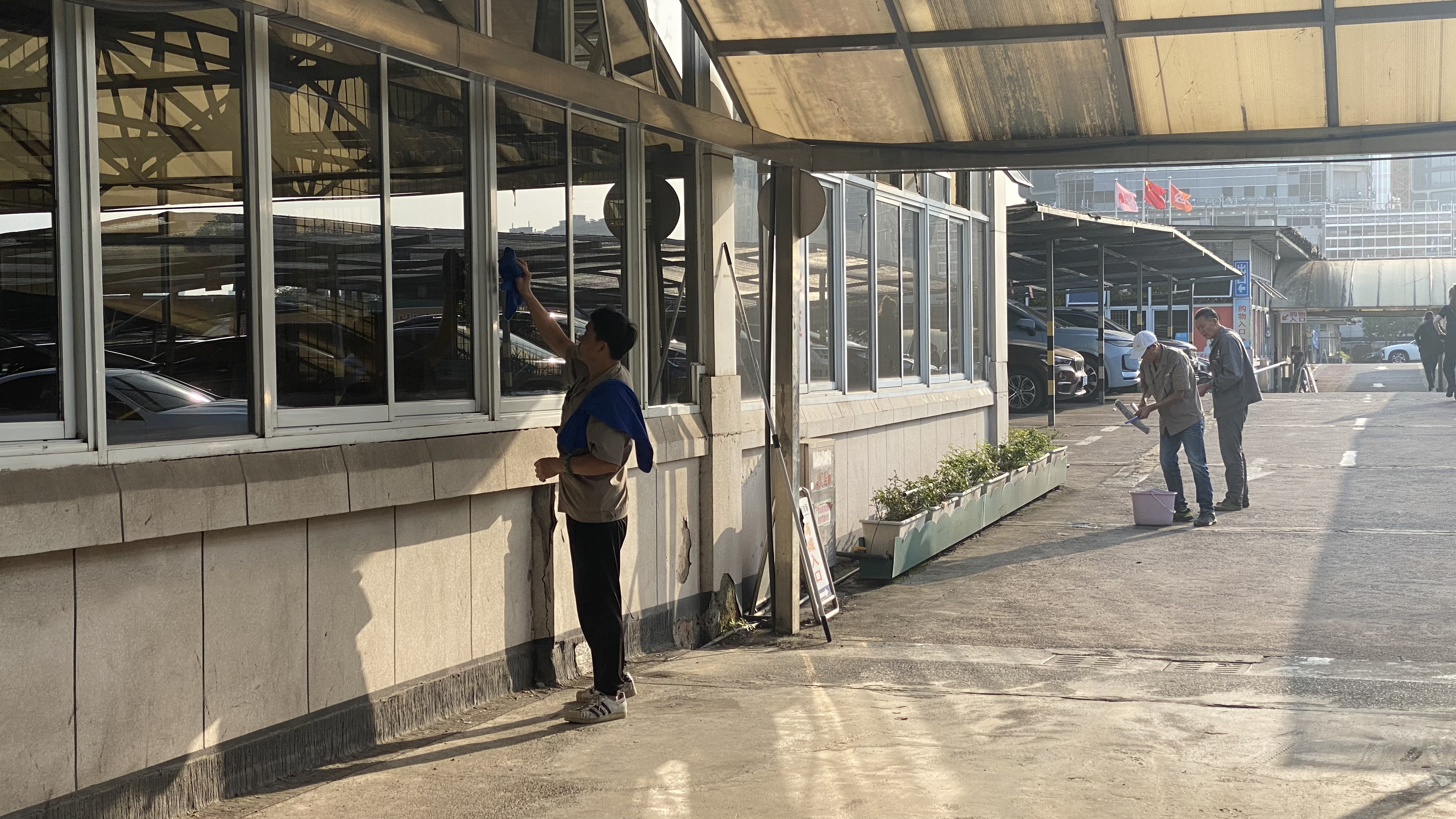 钱江商城开展外围玻璃窗的洗濯事情