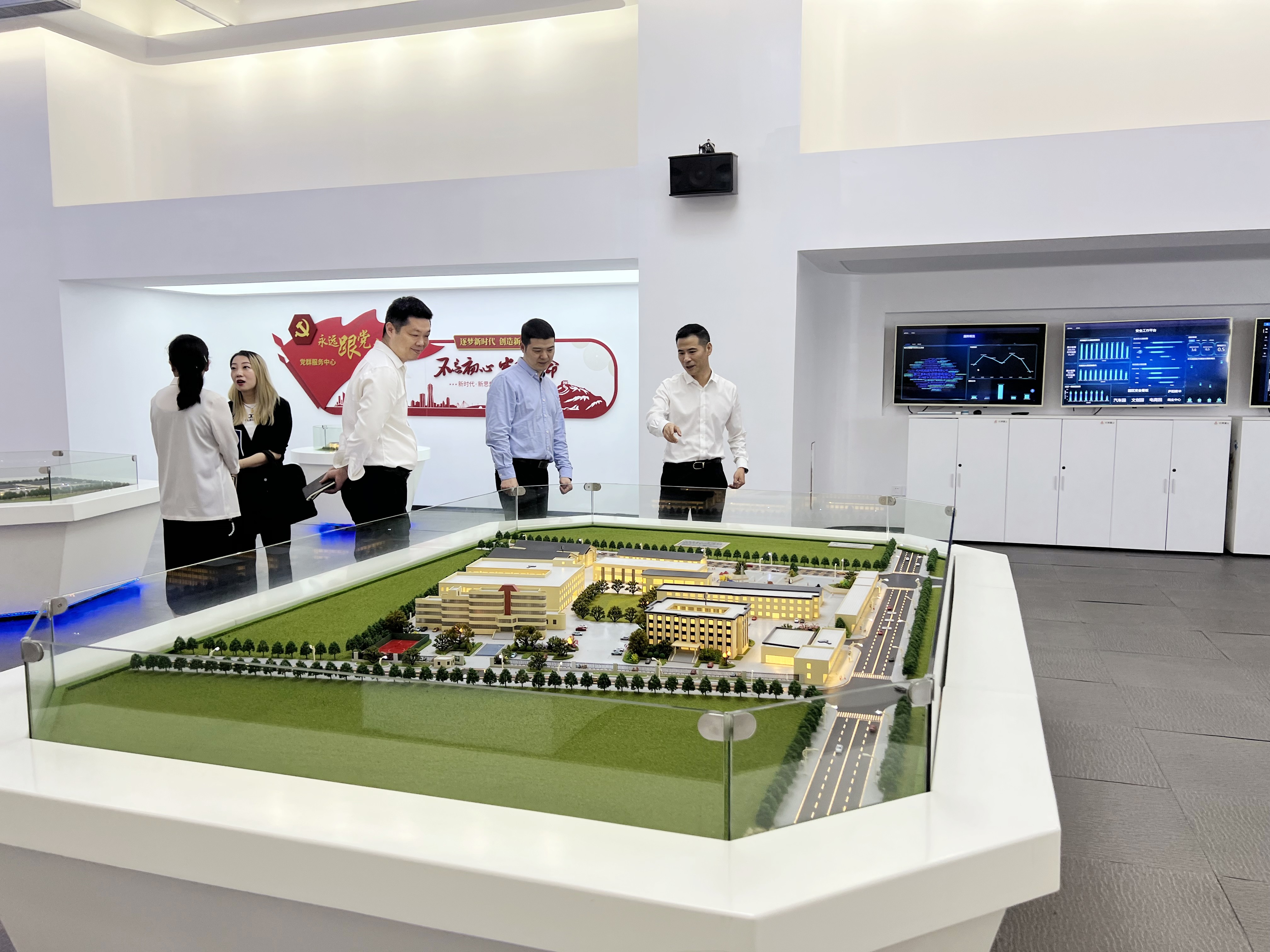 拱墅区祥符街道党工委副书记、办事处主任张洪明一行莅临杭州利记官网平台入口文创集团调研指导