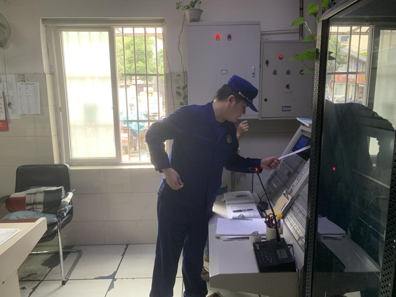 把好节前“清静关”——街道团结社区走访钱江商城开展消防清静检查