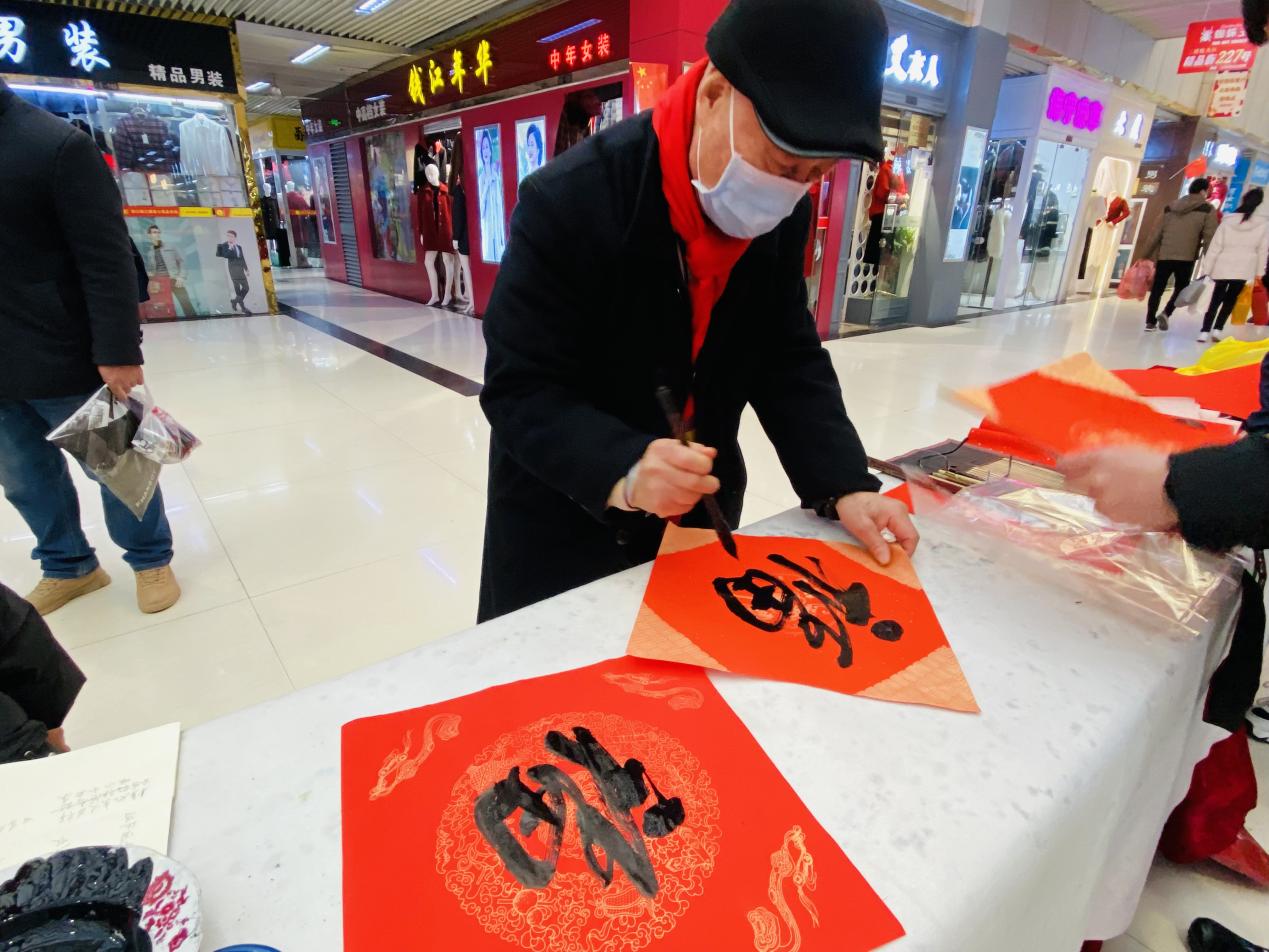 迎新送福写春联，，，，，翰墨飘香添年味