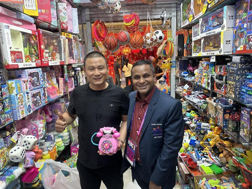 热情服务外籍主顾，，，，，，展现亚运钱江风范