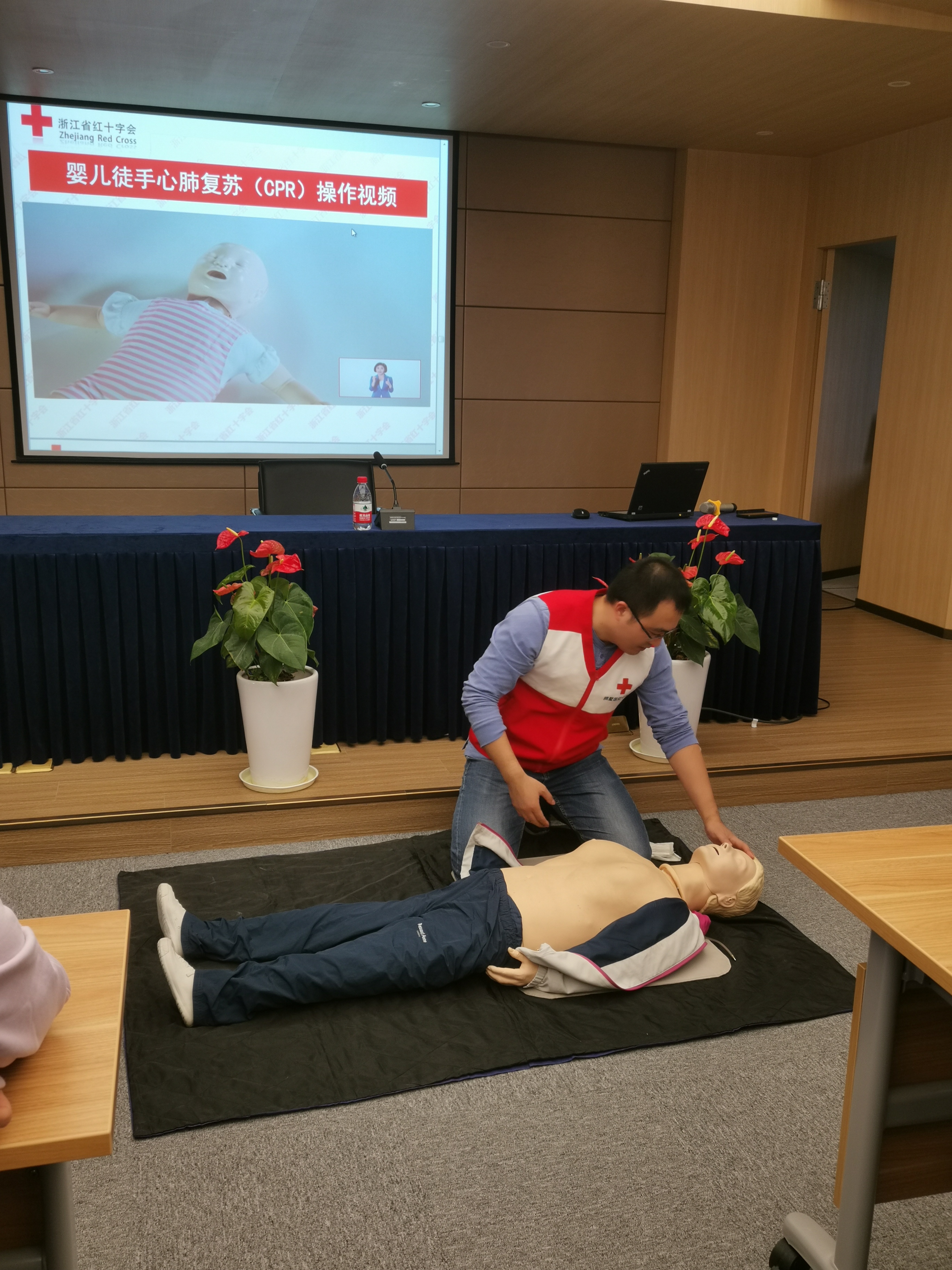 水晶城开展职工抢救手艺培训