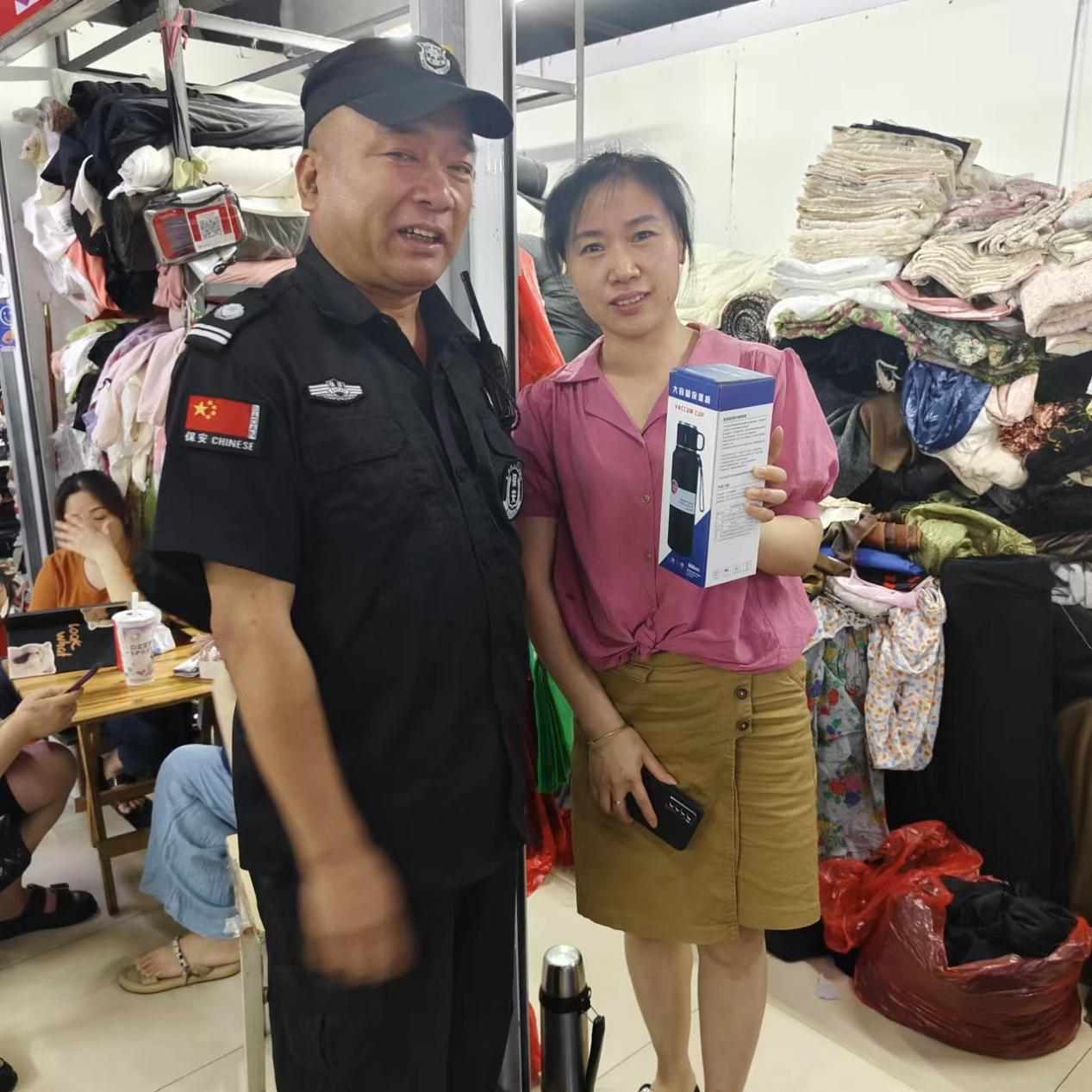 转败为功！热心商户临危不惧，，，，，，，危急情形扶梯救人