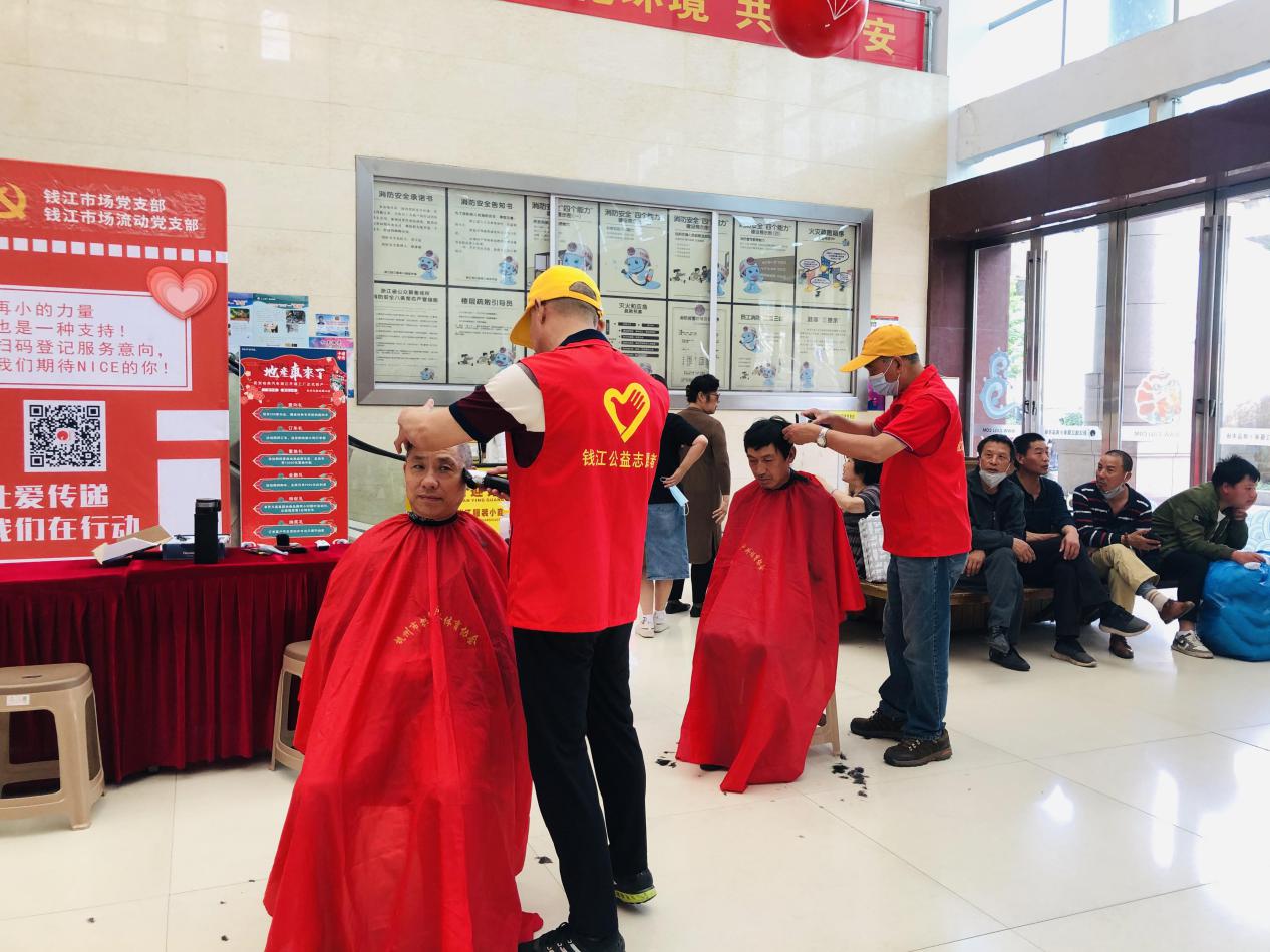 以行动成绩爱心，，，，，，，让公益走进生涯