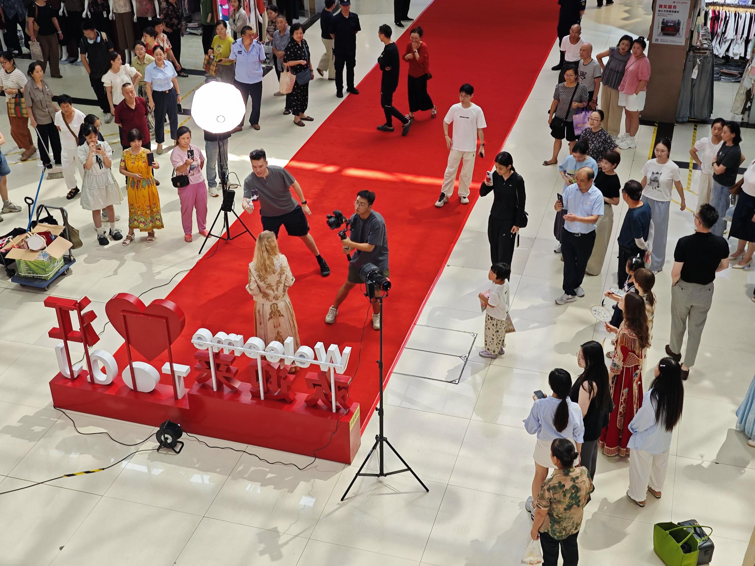 钱江商城举行时尚走秀，，，，，，，，多元商品魅力尽显