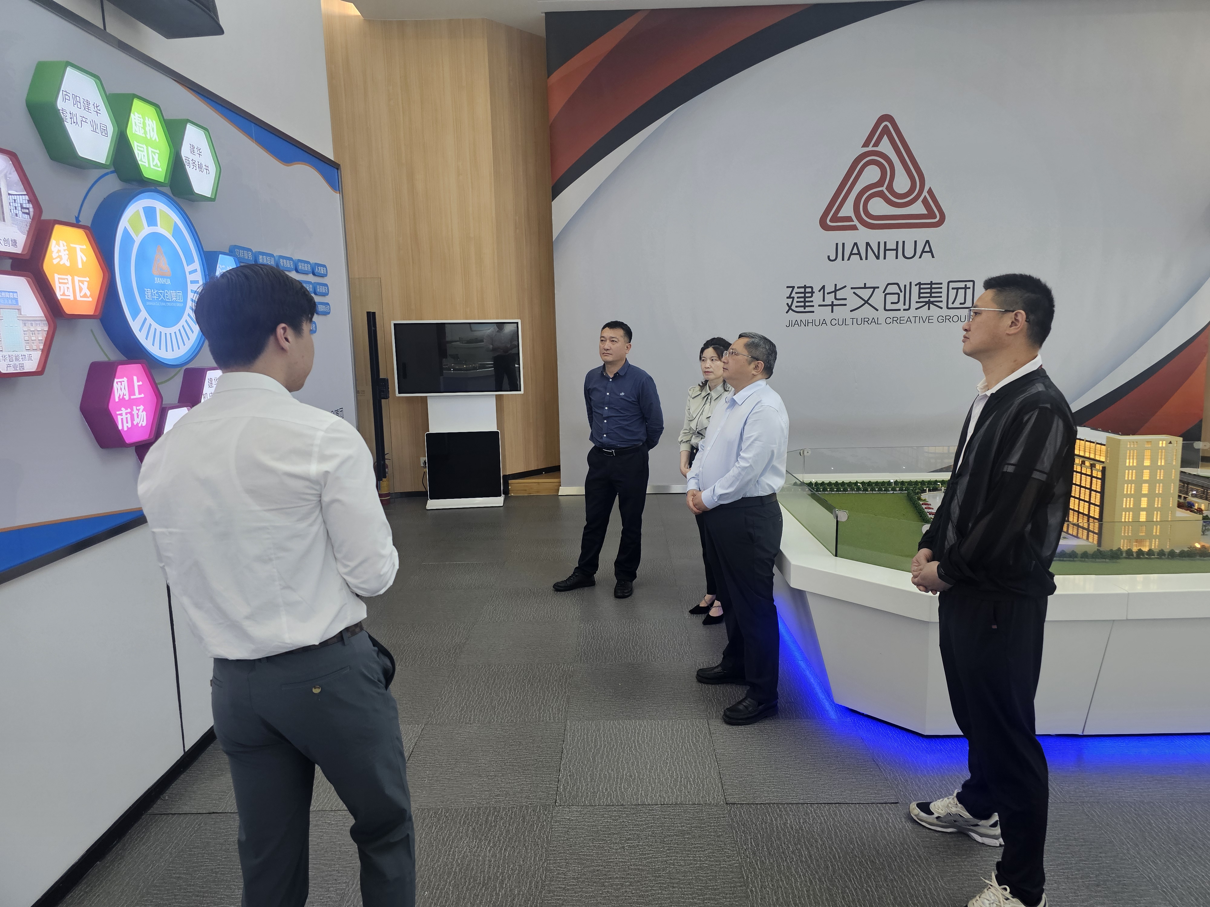 贵溪市人民政府市长、经开区书记潘磊一行莅临利记官网平台入口文创集团考察调研