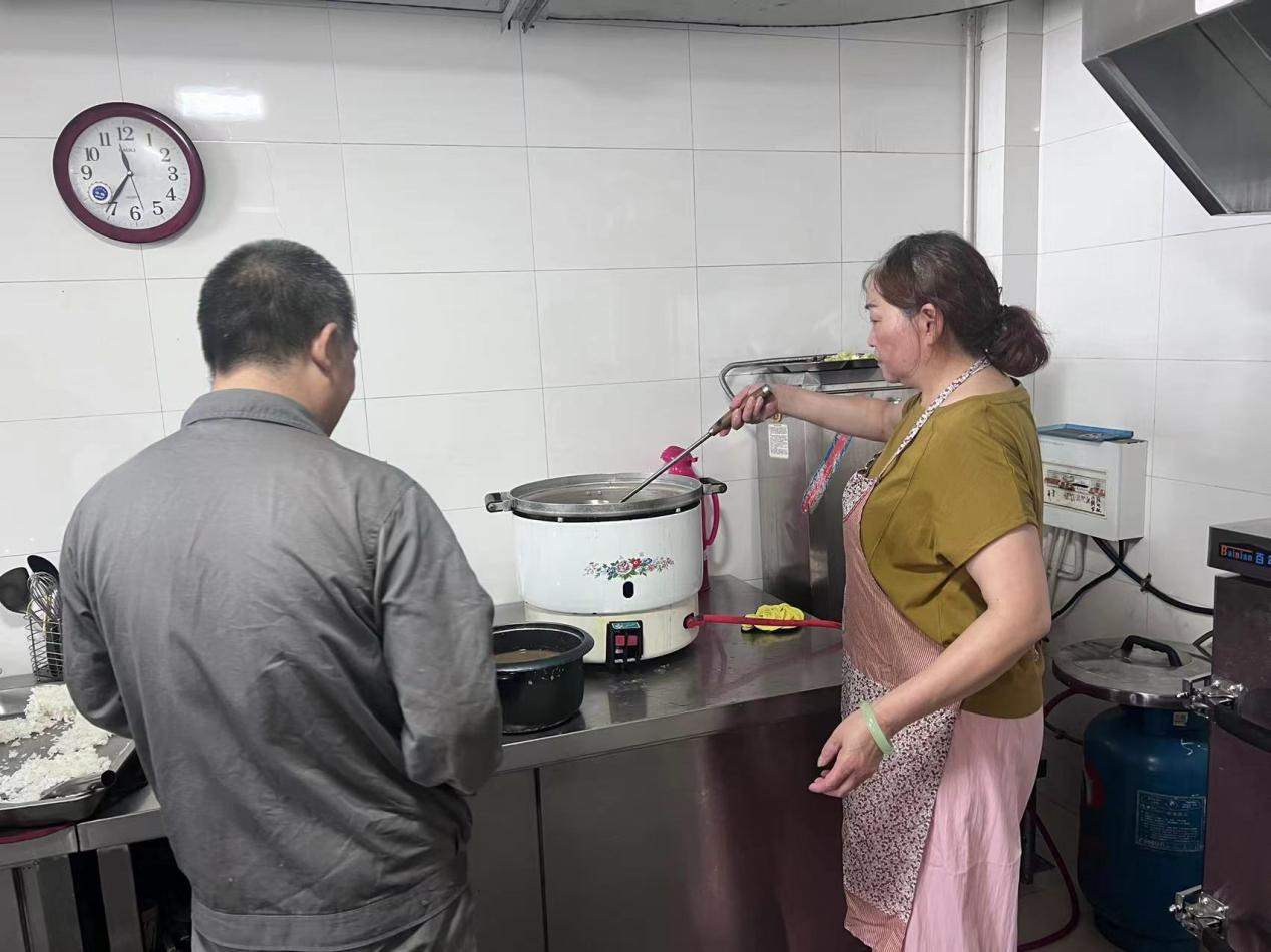 炎炎夏日送清凉  丝丝眷注沁人心