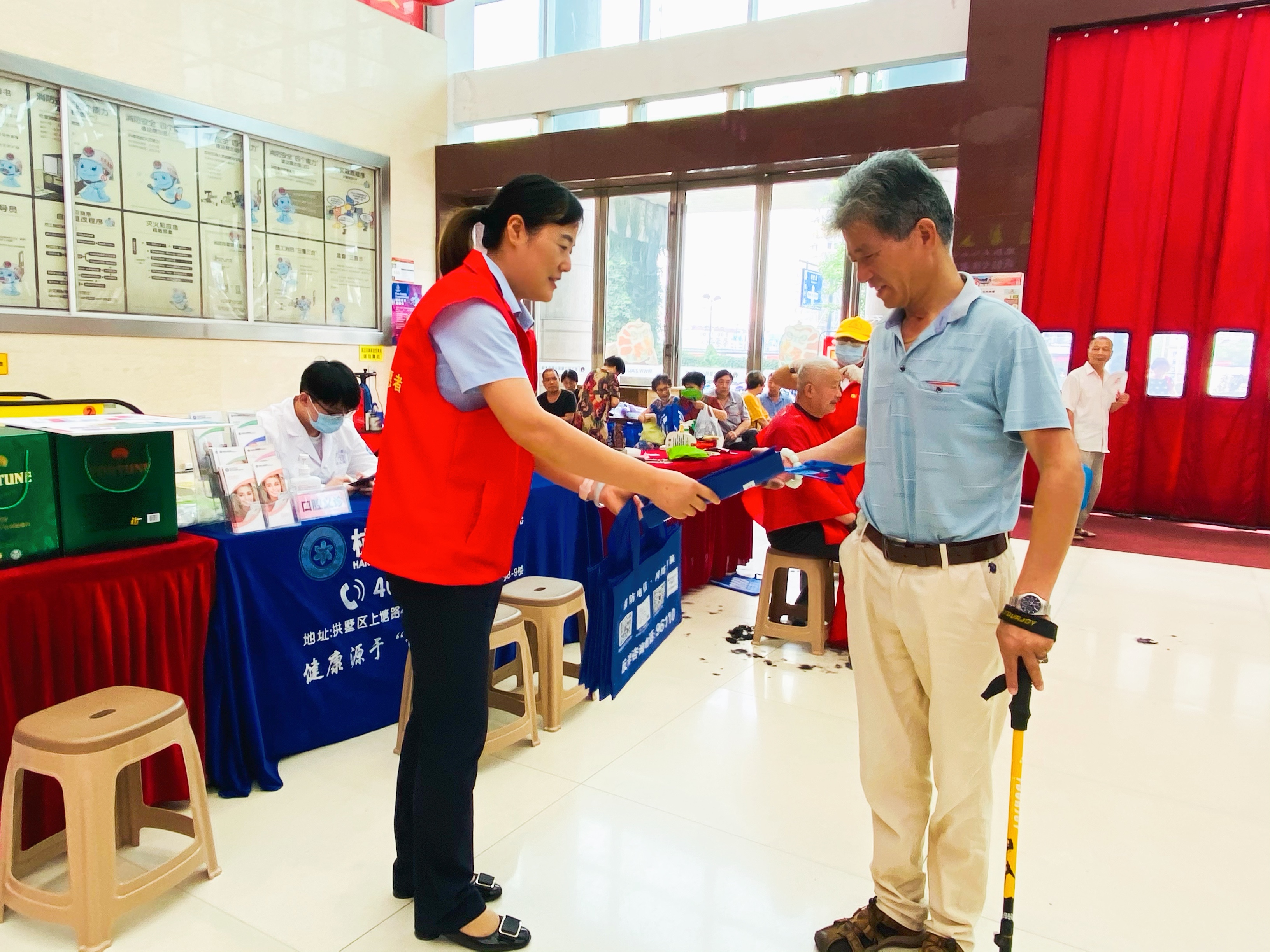 钱江商城团结大关派出所开展防诈骗宣传运动