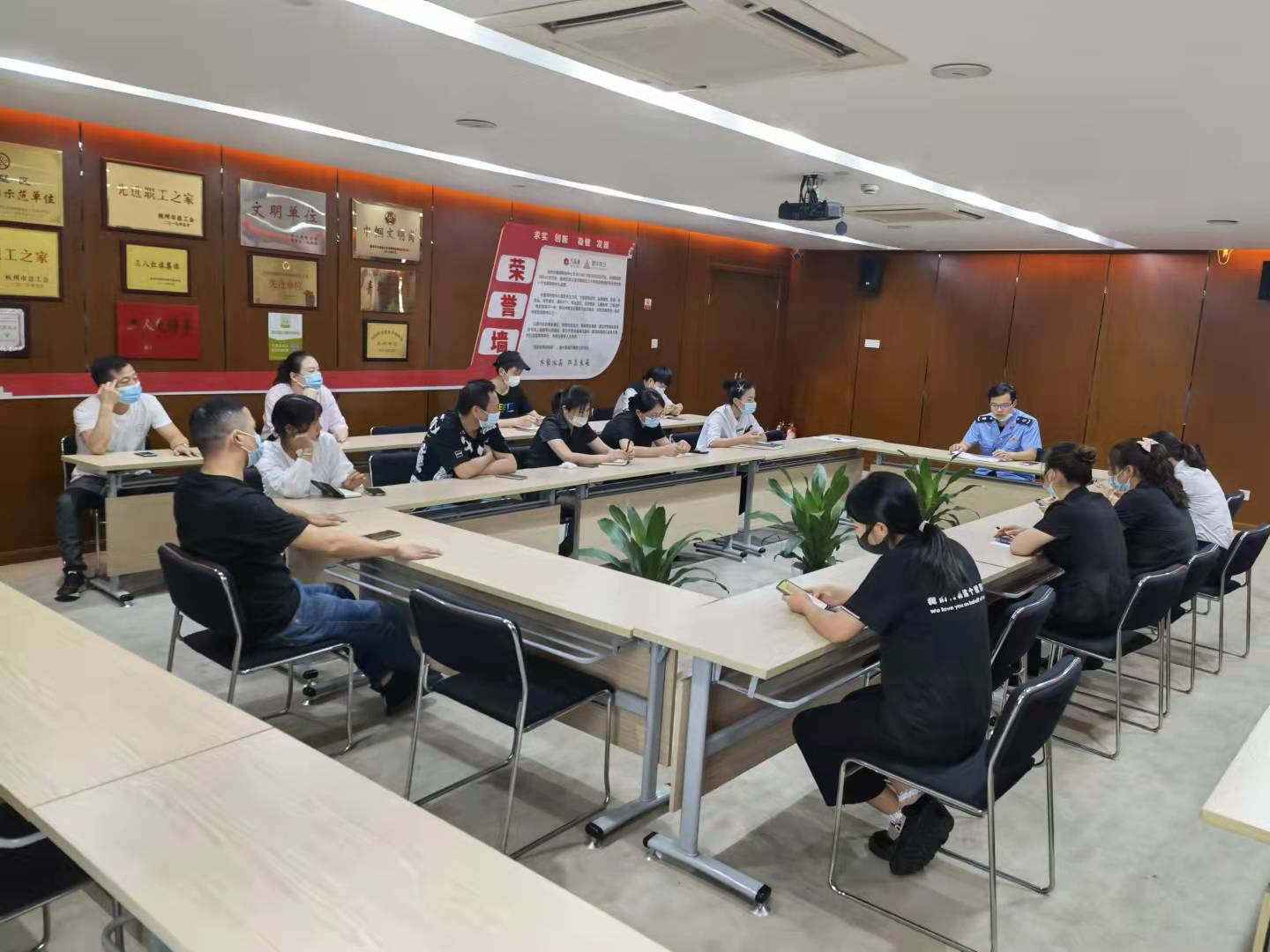 水晶城召开餐饮“浙江外卖在线”事情推进会