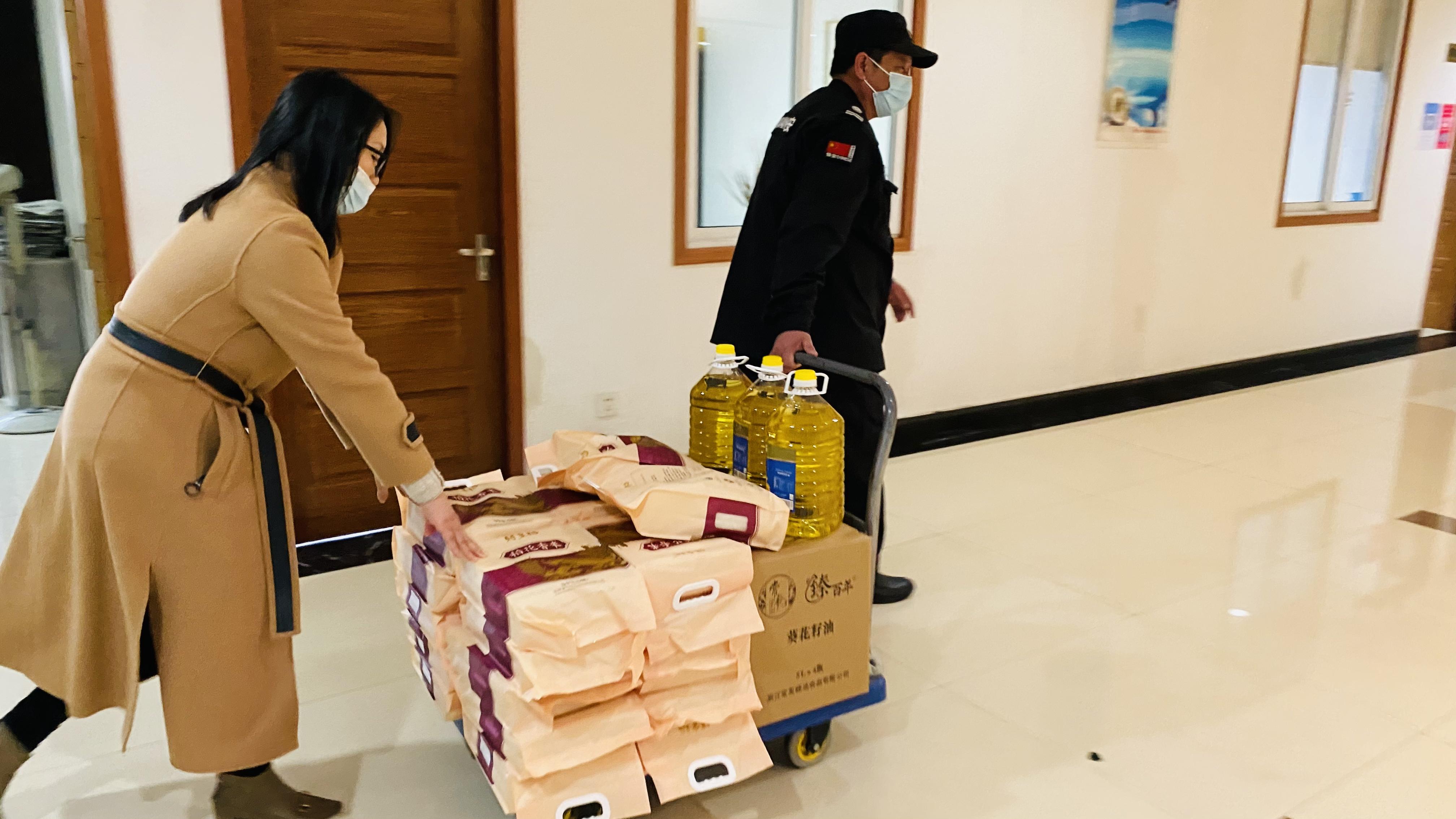 心系员工，，，，，，，温暖新春！ 钱江商城为全体员工发放春节福利