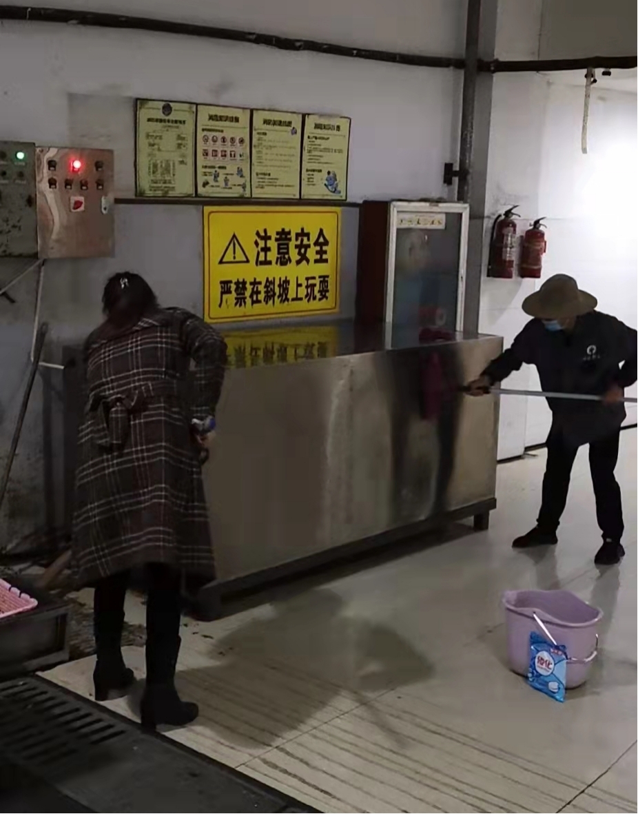 钱江商城开展美食广场“地毯式”洗濯事情