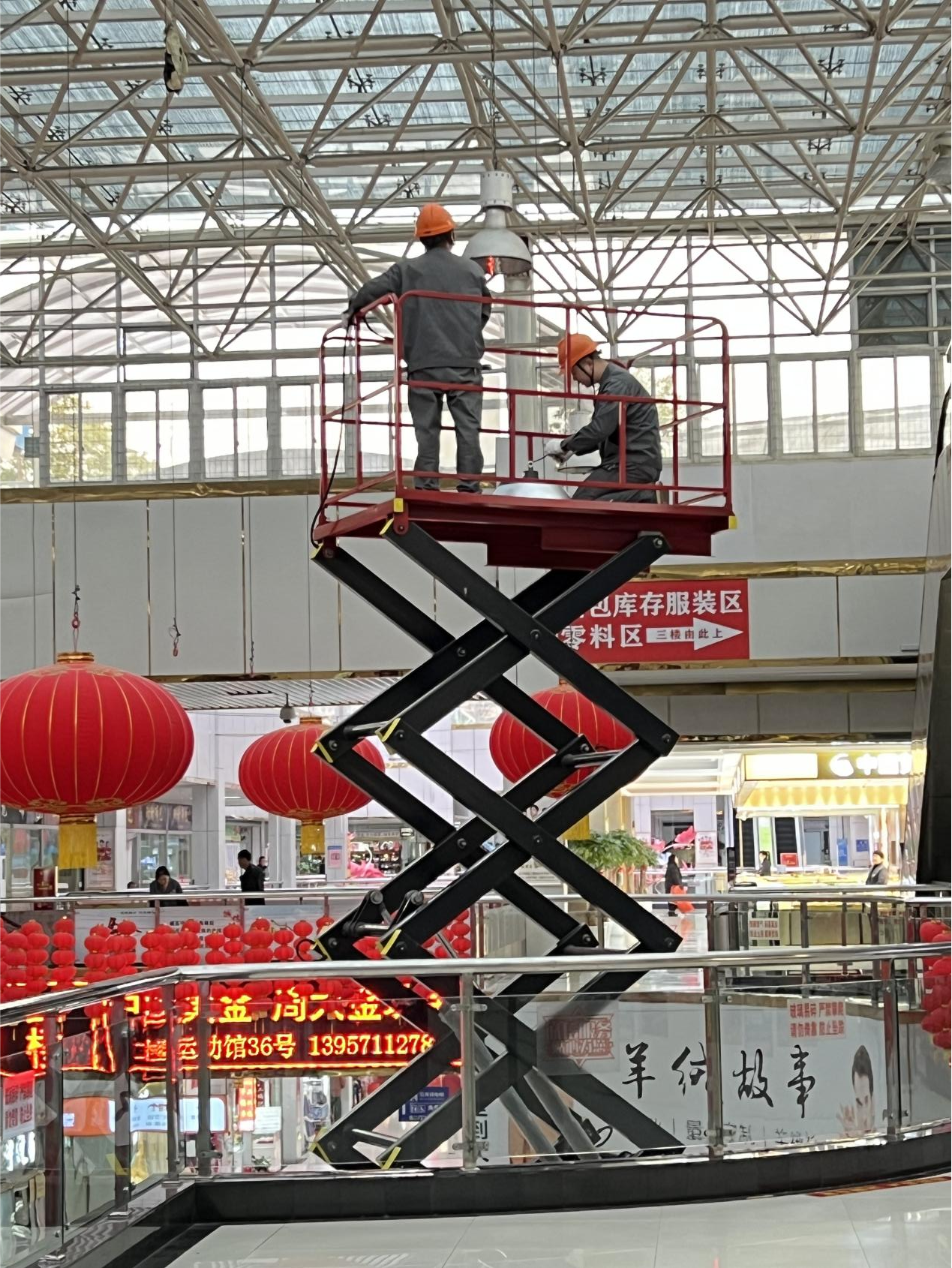 钱江商城开展吊顶大灯替换事情