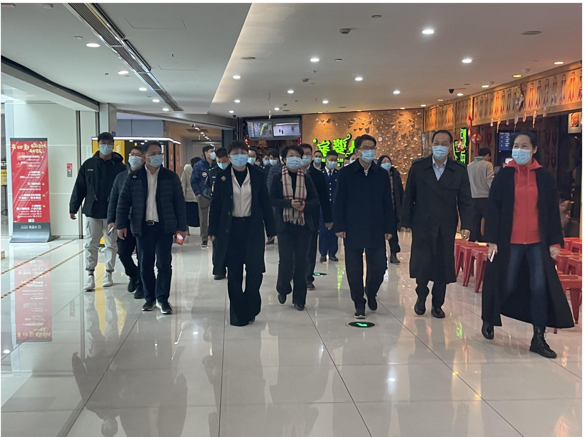 区委书记李志龙莅临水晶城督导文明都会迎检事情