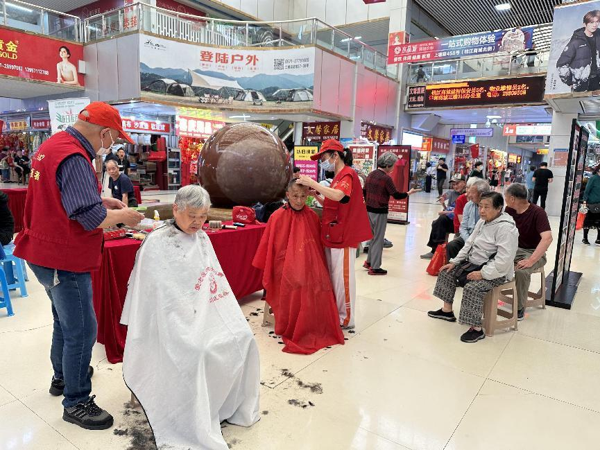 阳光六月，，，，，绽放“益”彩