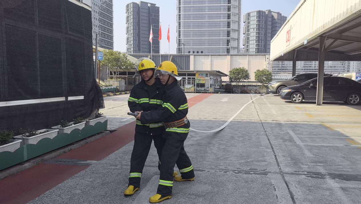 微型消防站实操演练 筑牢商城消防“清静圈”