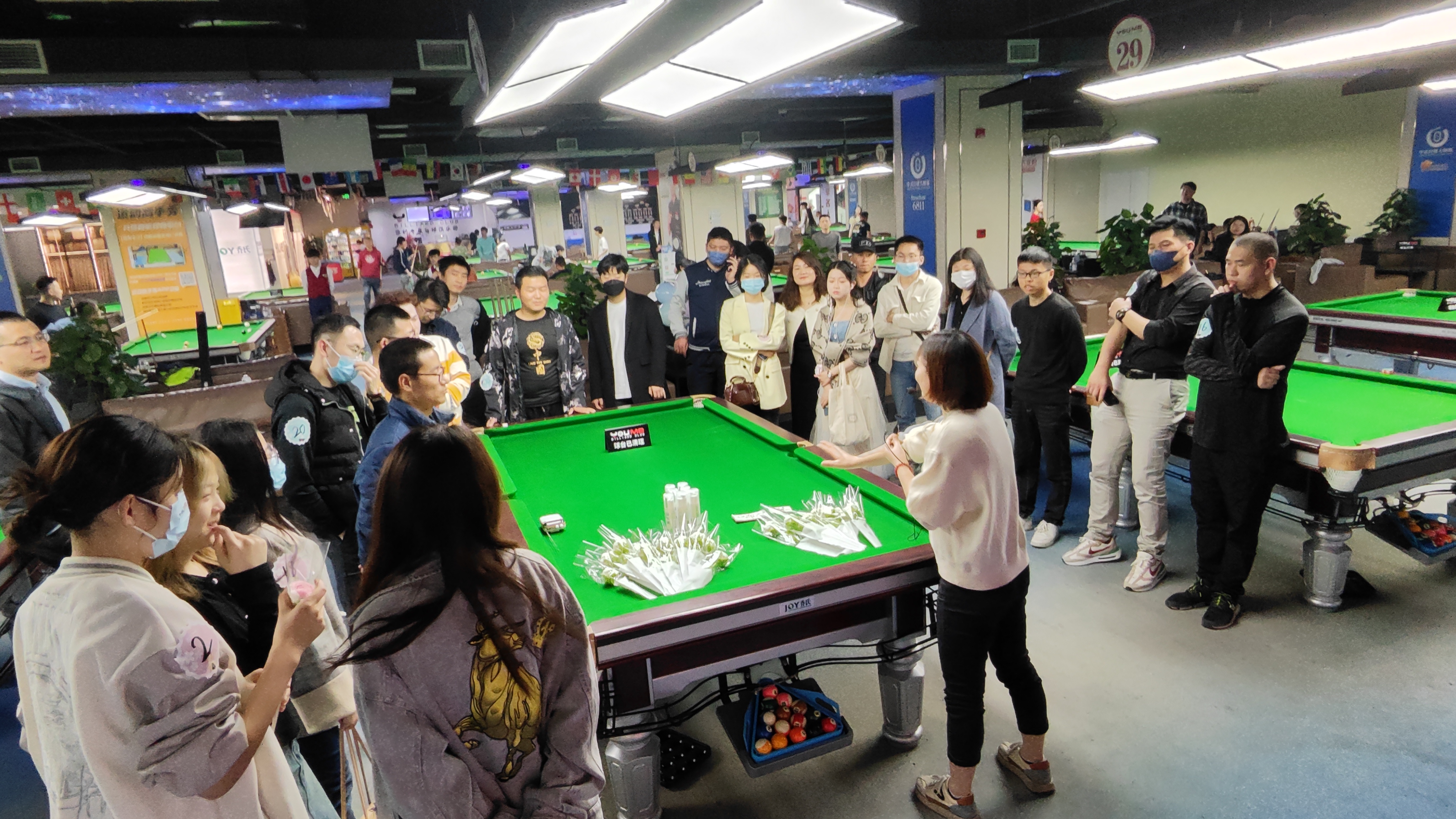 水晶城“碰出火花，，，，，撞进心扉”结交派对运动圆满举行