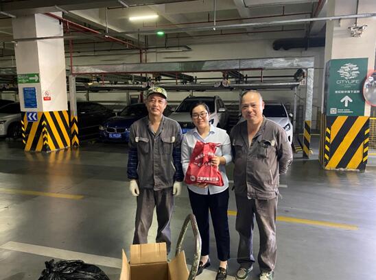 水晶城工会开展夏日送清凉运动