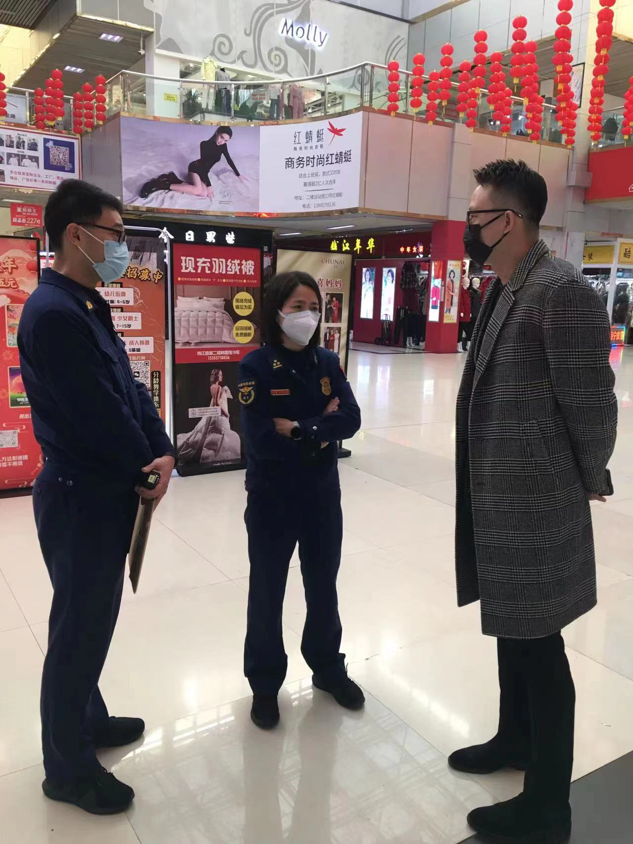 拱墅区消防救援大队对钱江商城举行节前消防清静检查