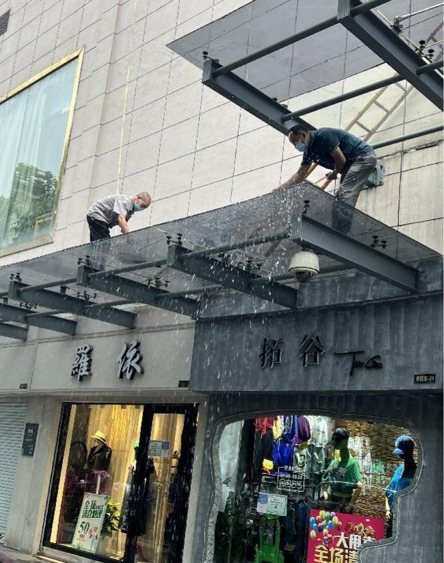 钱江商城开展外围玻璃雨棚洗濯事情