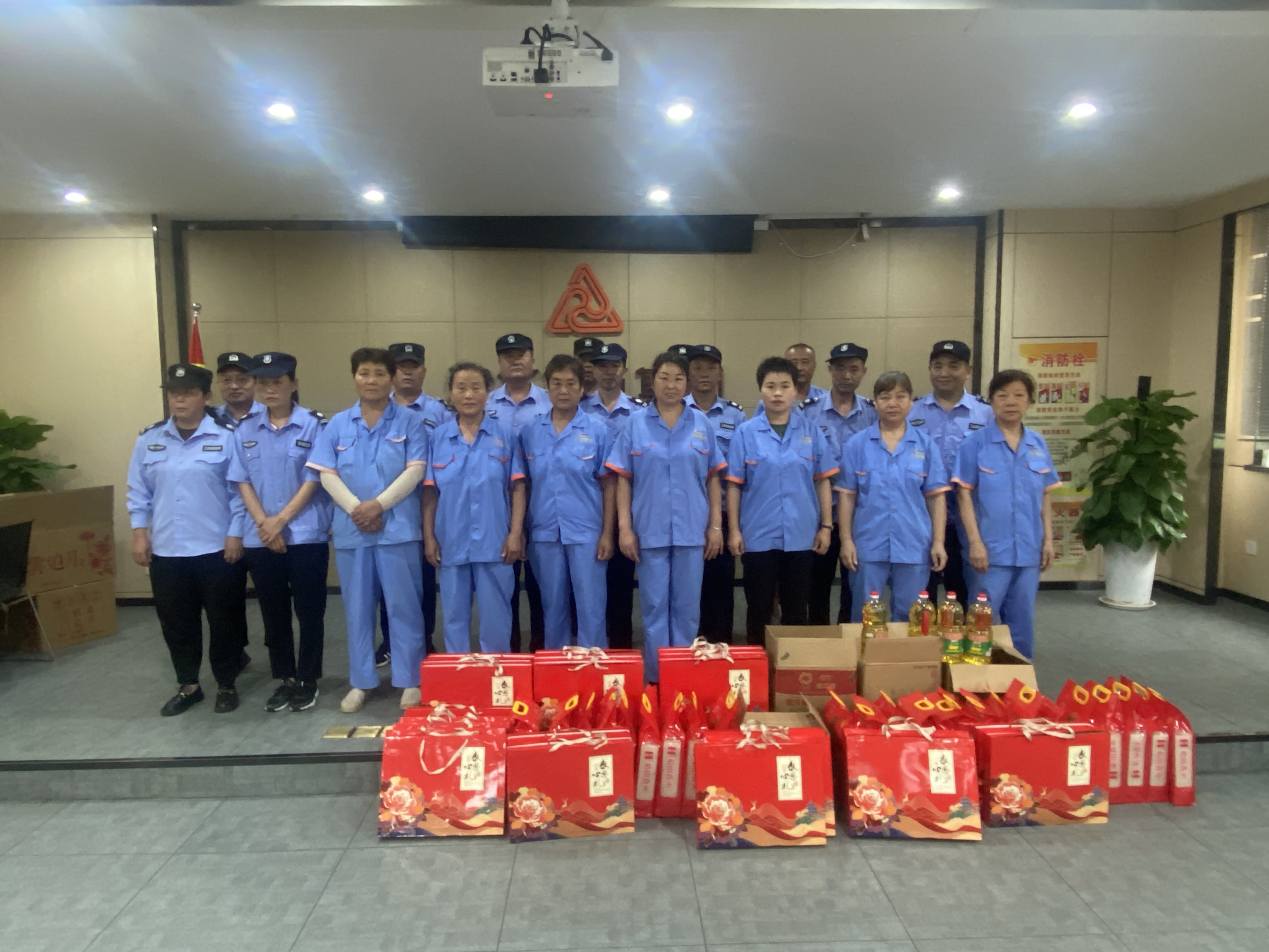 “浓情中秋节，，，，，慰问暖人心”——利记官网平台入口文创集团工会开展一线职工慰问运动