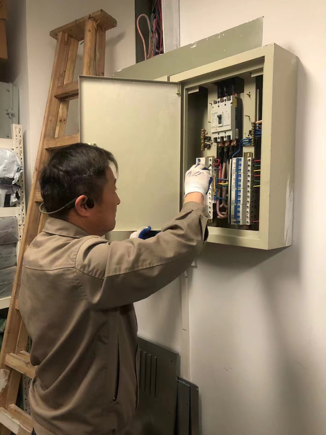 “严”字当头重排查，，，，，，，，杜绝隐患予心安——文创园开展电路清静排查事情