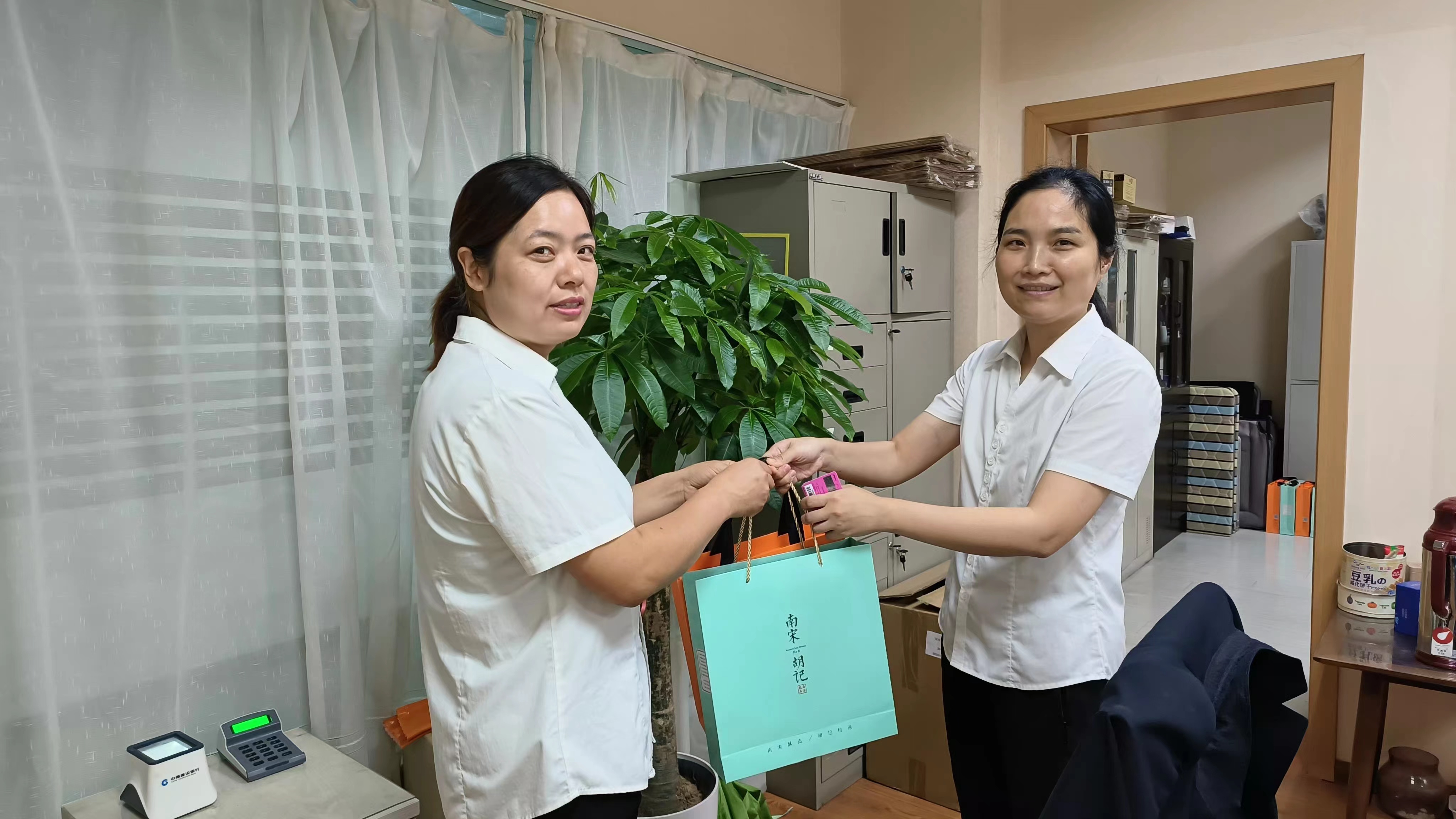 中秋送慰问 友谊暖人心