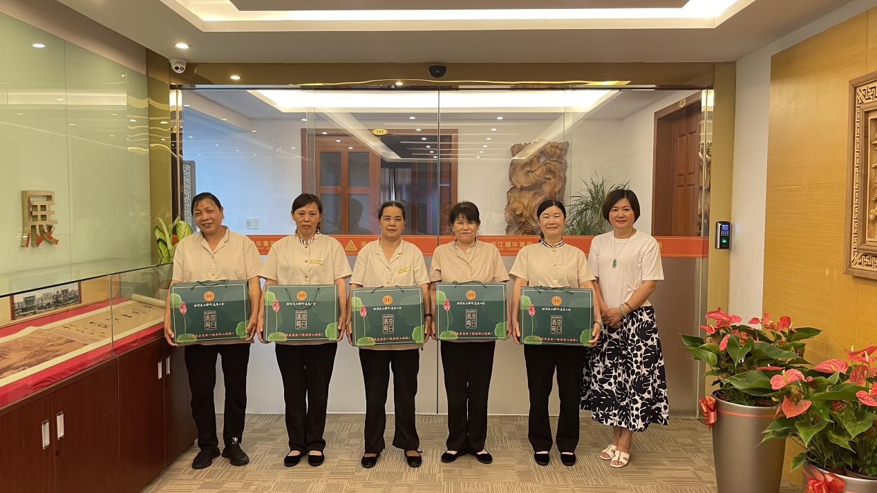 集团工会开展高温慰问运动