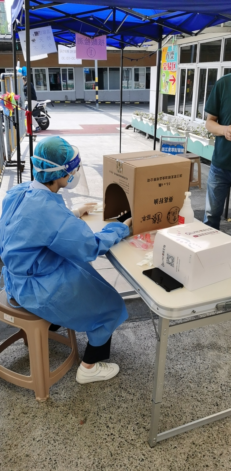 防疫职员智慧多!——自创发明“防反光盒” 助力防疫获好评