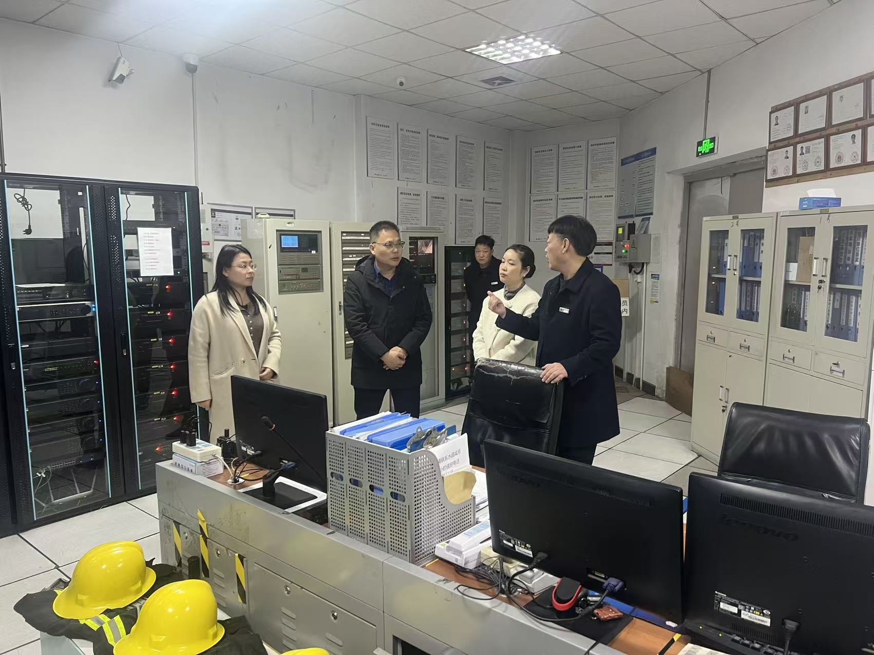 区商务局张红权向导莅临水晶城检查节前消防清静