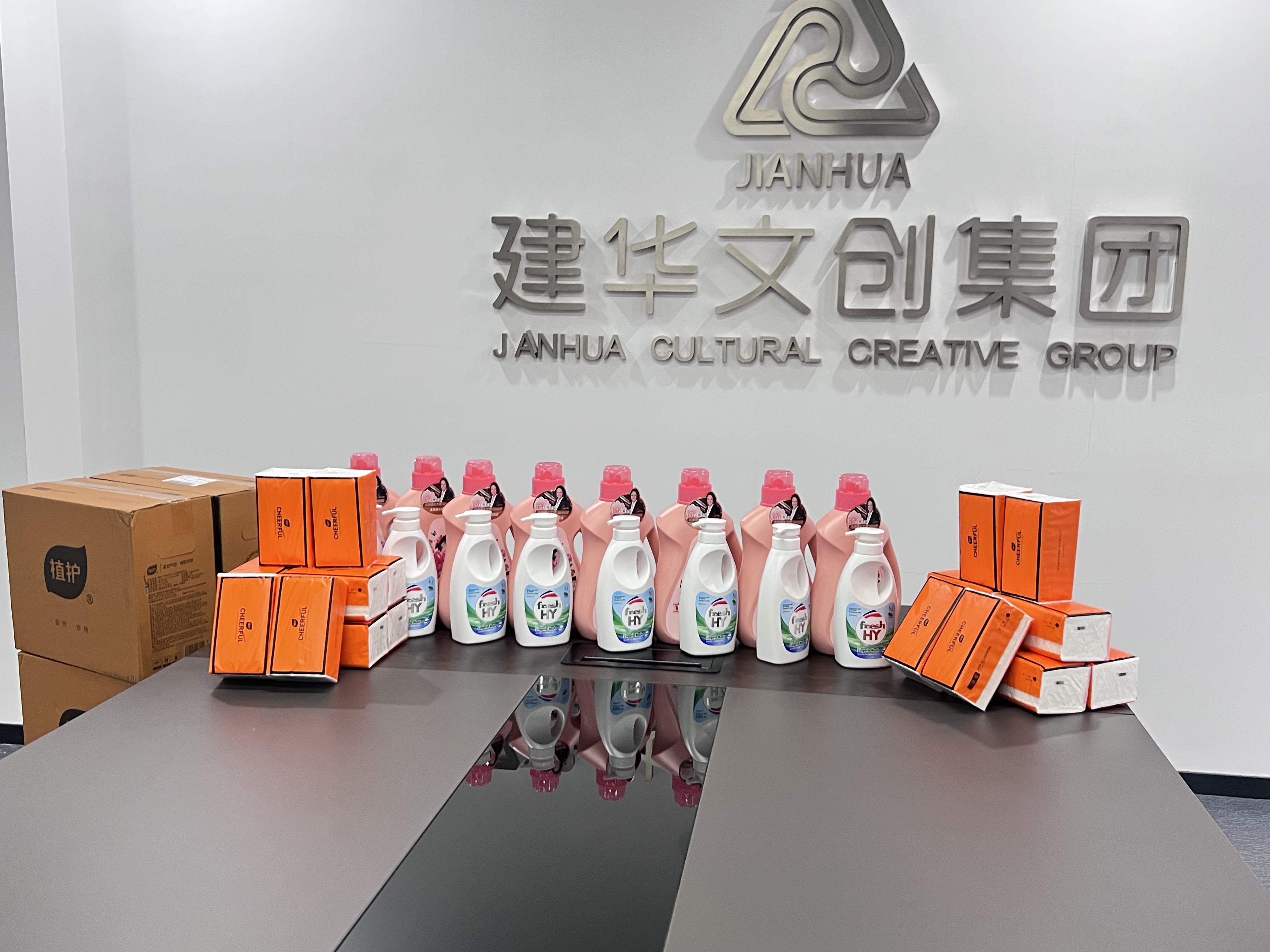 爱在春天，，，，，，，，情暖三八——利记官网平台入口文创集团工会为女职工发放暖心福利