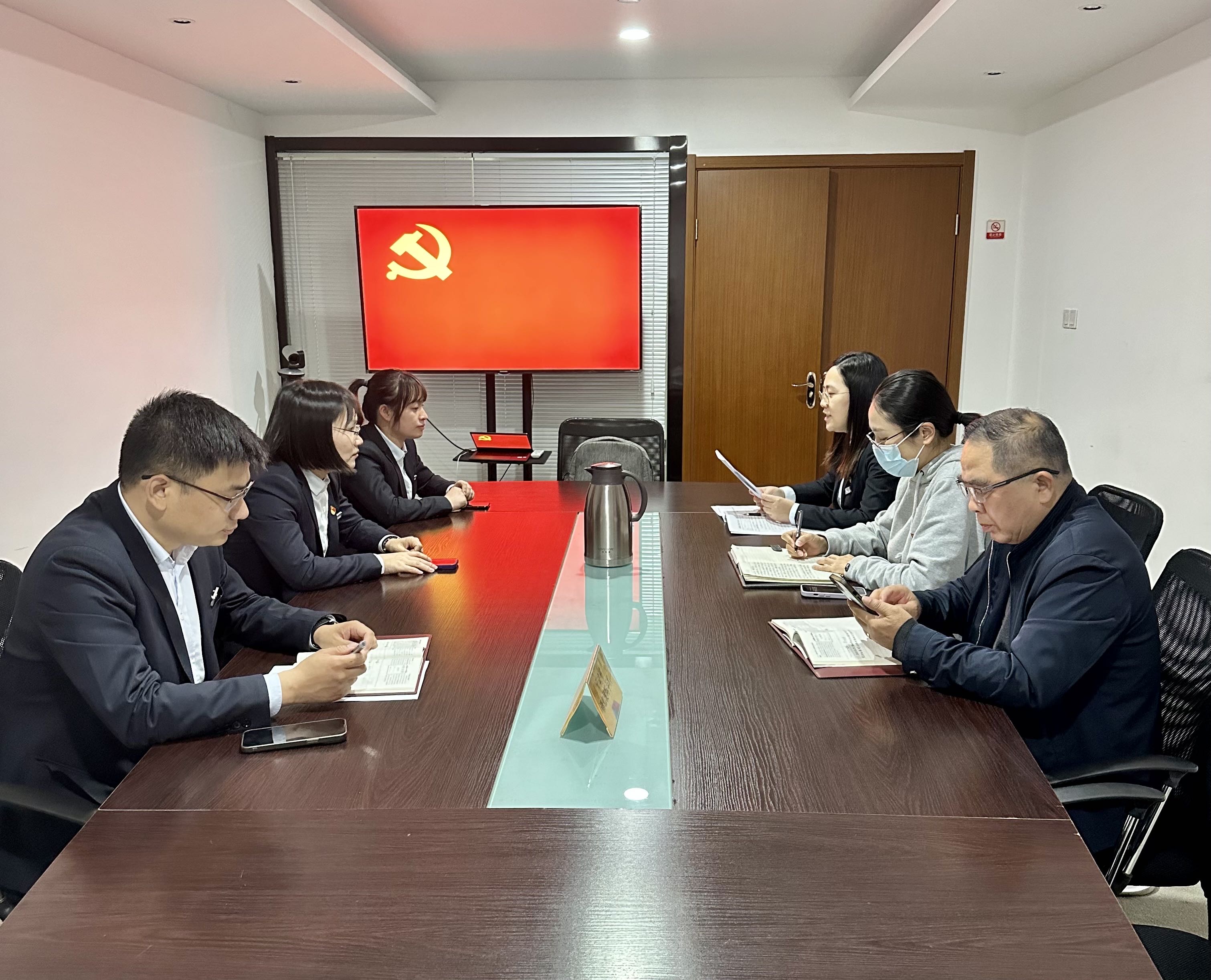 水晶城党支部开展3月党员聚会