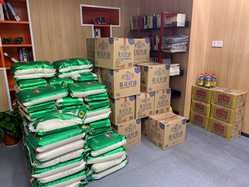 20200122喜迎春节 利记官网平台入口文创集团工会组织发放2020年度新春慰问品 (1).jpg