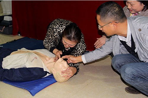 20131024利记官网平台入口文创园党支部举行应抢救护知识培训 (3).jpg