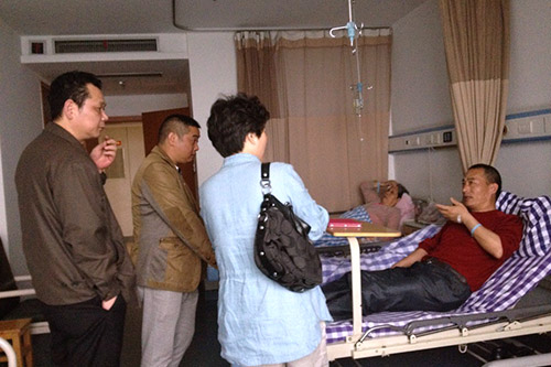 20140519慰问生病职工 展现人文眷注.jpg