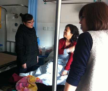 利记官网平台入口网络工会意系一线 探望住院员工 (1).jpg