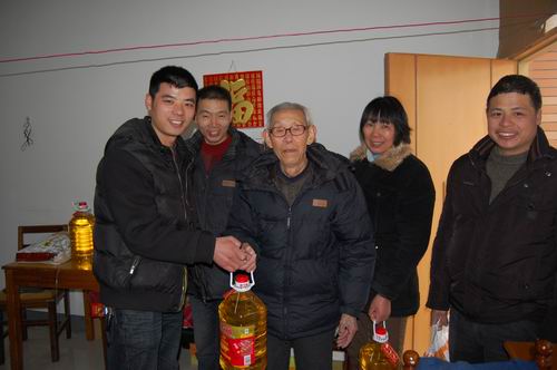 为恒久卧床的老人送去组织的温暖 (4).jpg