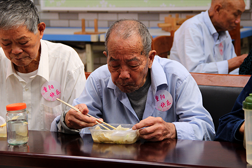 利记官网平台入口文创园党支部团委走访慰问七古登社区老人 (6).jpg